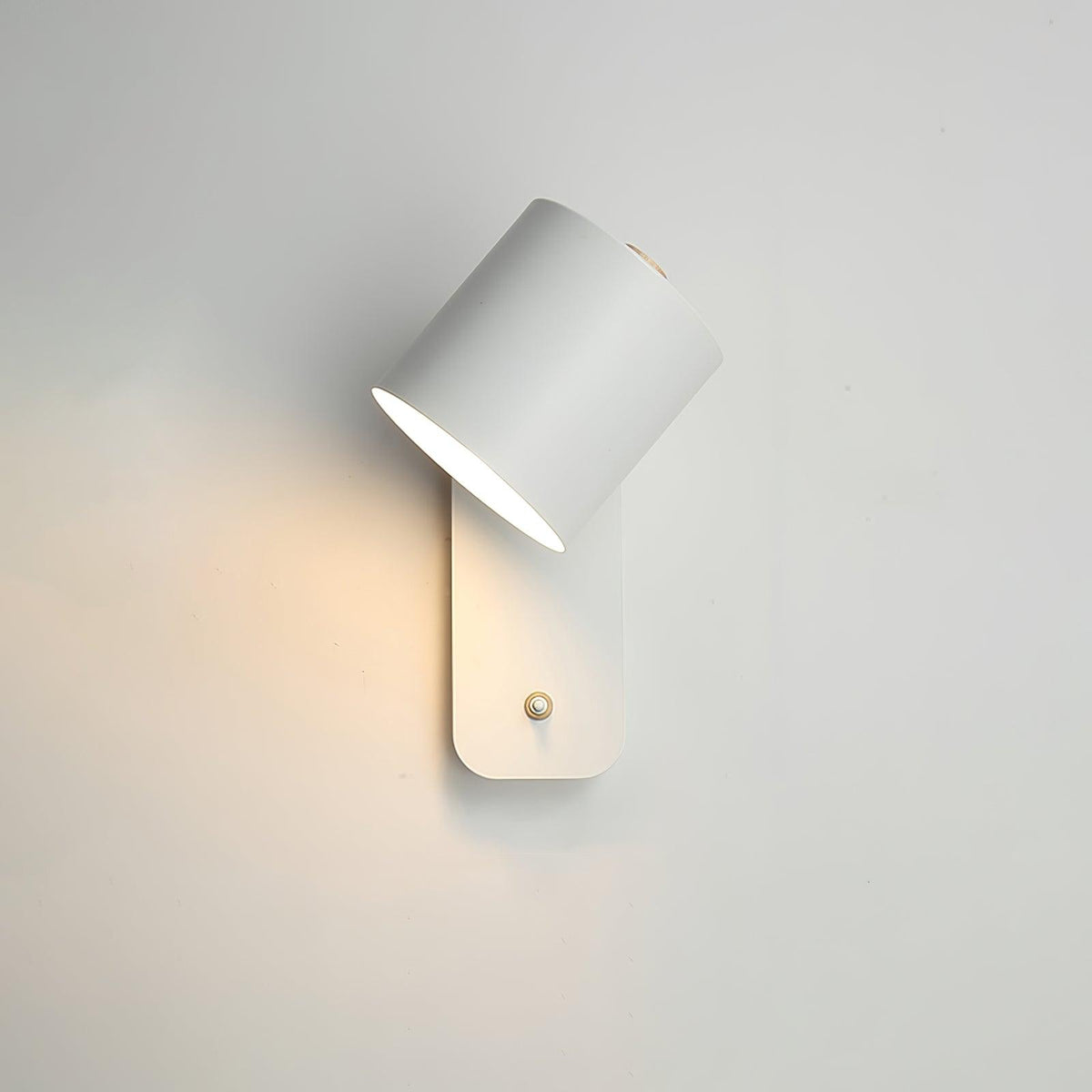 Lampada da parete cilindrica orientabile Quella — testa orientabile, profilo contemporaneo