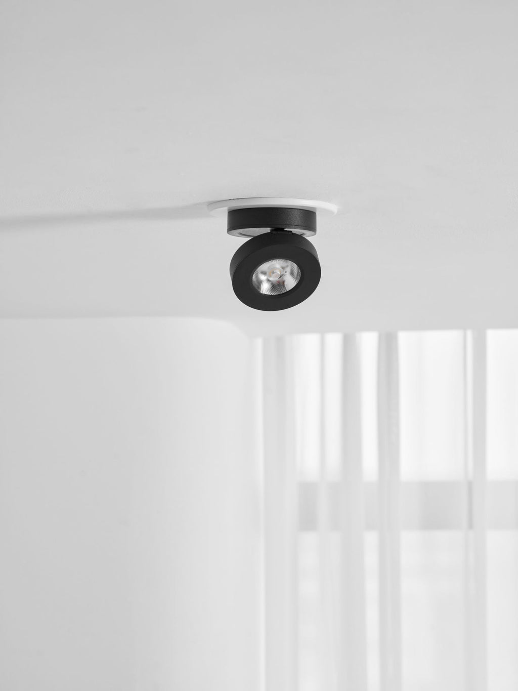 مصباح LED دائري موجه للأسفل — دوران 355°، زاوية قابلة للتعديل بمقدار 90°