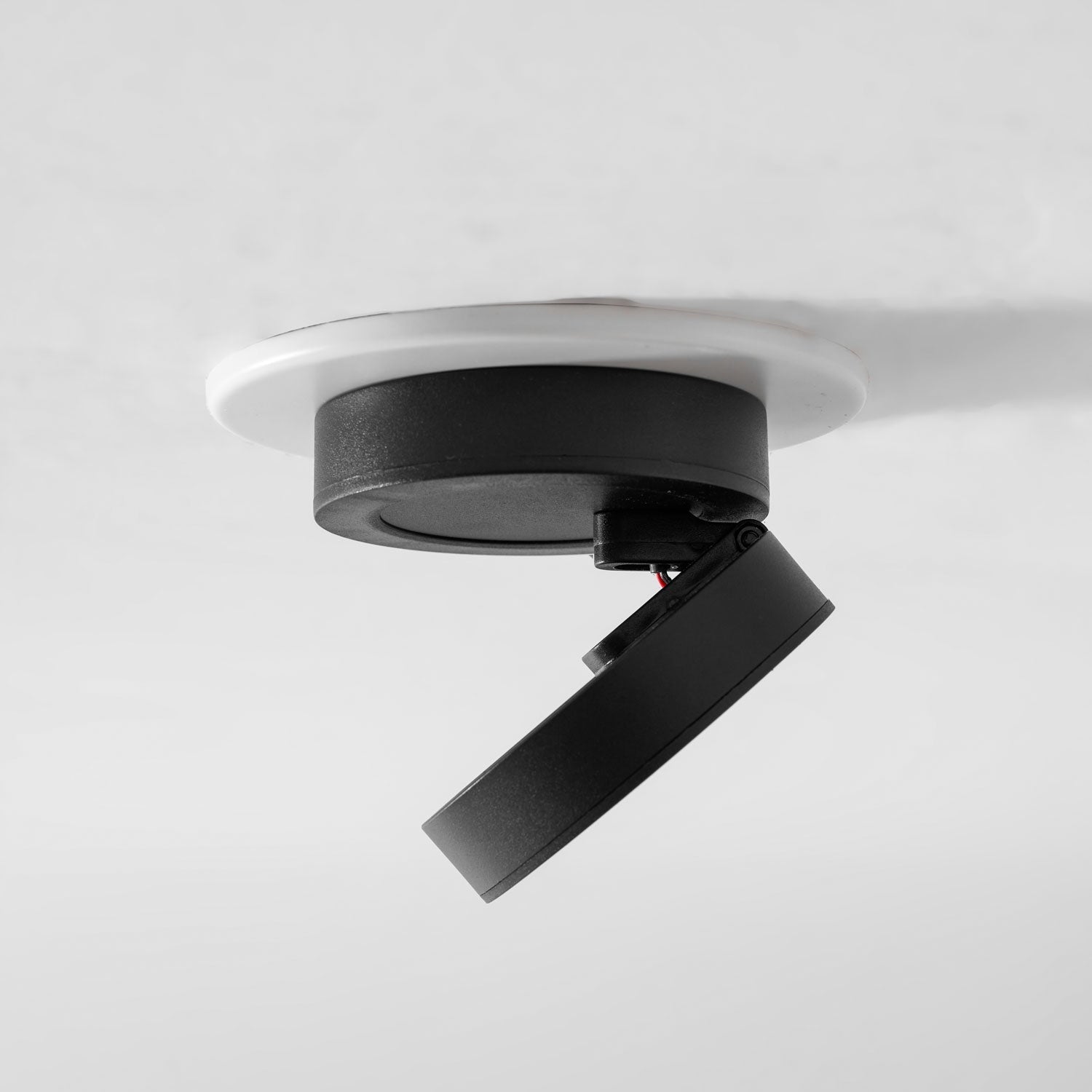 مصباح LED دائري موجه للأسفل — دوران 355°، زاوية قابلة للتعديل بمقدار 90°