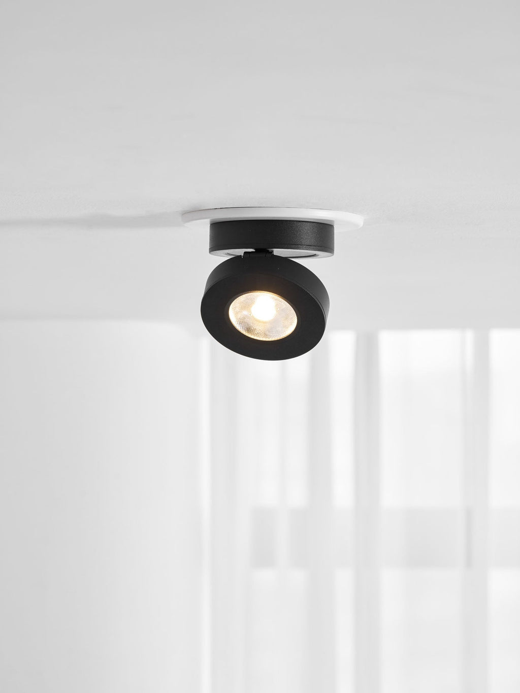 مصباح LED دائري موجه للأسفل — دوران 355°، زاوية قابلة للتعديل بمقدار 90°
