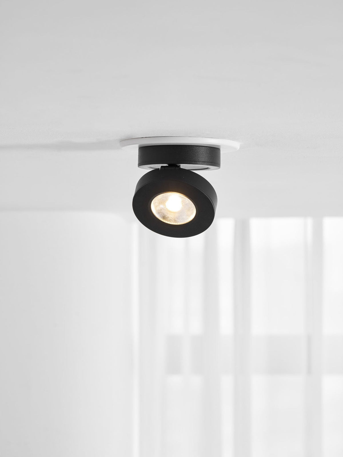 مصباح LED دائري موجه للأسفل — دوران 355°، زاوية قابلة للتعديل بمقدار 90°