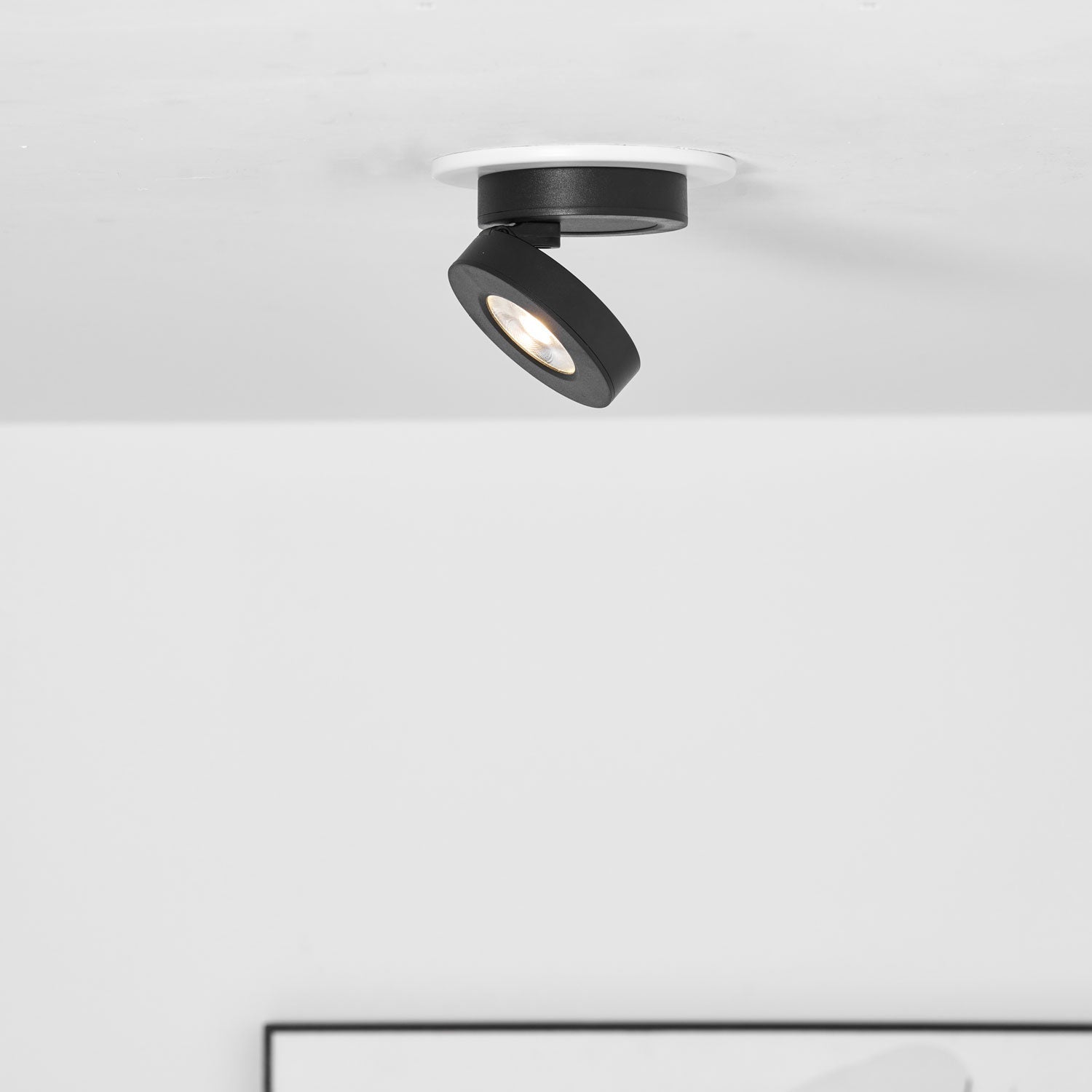 مصباح LED دائري موجه للأسفل — دوران 355°، زاوية قابلة للتعديل بمقدار 90°