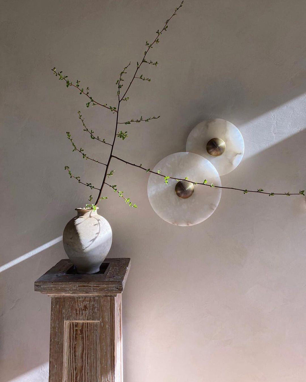 Applique murale ronde en albâtre cannelé — support en laiton, diamètre de 20 à 35 cm