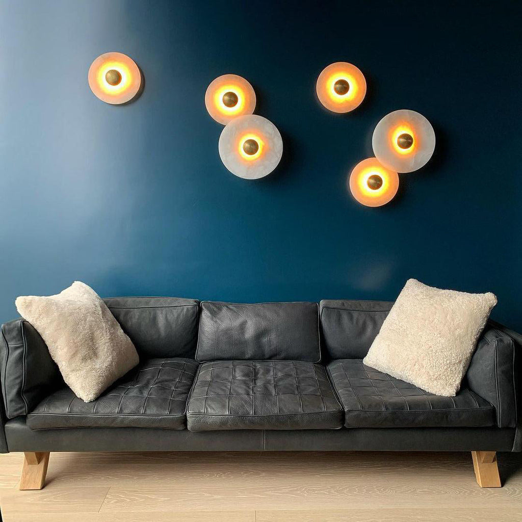 Applique murale ronde en albâtre cannelé — support en laiton, diamètre de 20 à 35 cm