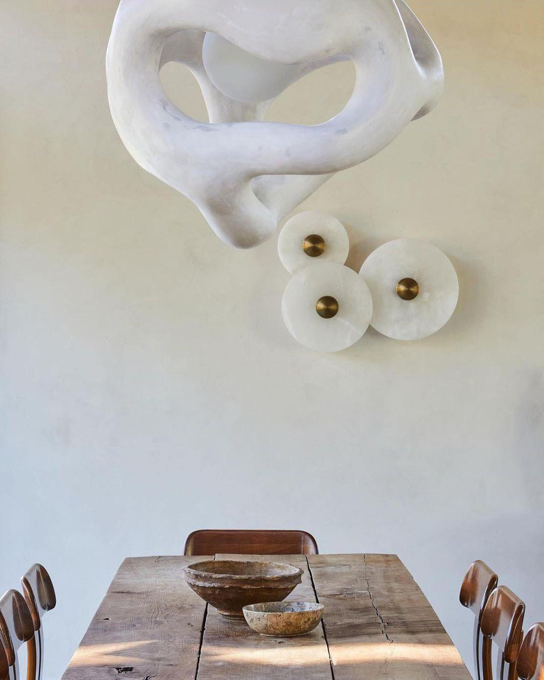 Applique murale ronde en albâtre cannelé — support en laiton, diamètre de 20 à 35 cm