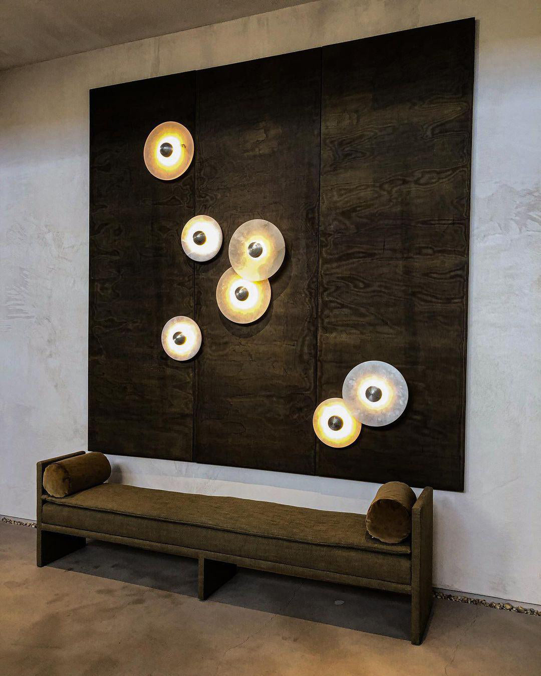 Applique murale ronde en albâtre cannelé — support en laiton, diamètre de 20 à 35 cm