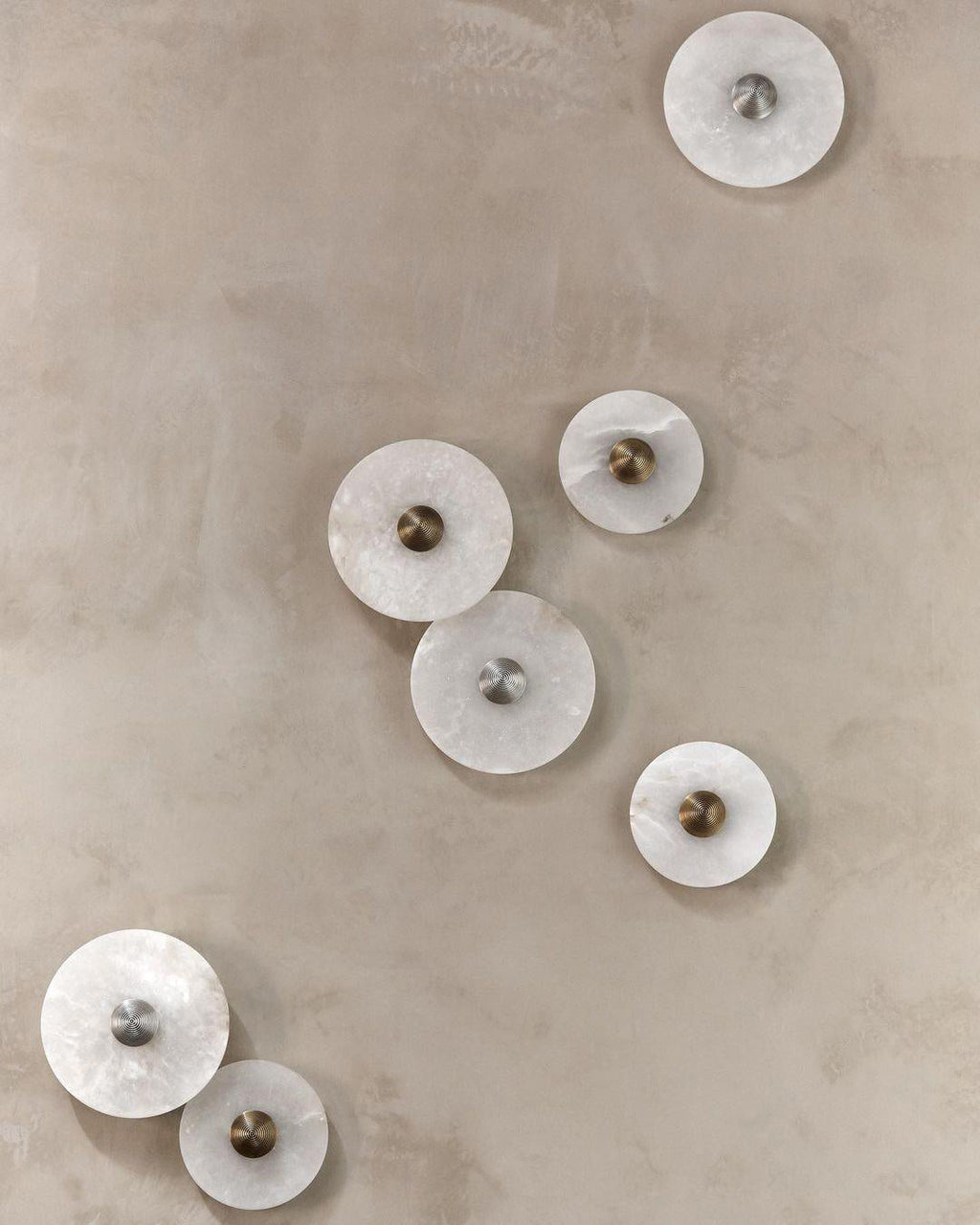 Applique murale ronde en albâtre cannelé — support en laiton, diamètre de 20 à 35 cm