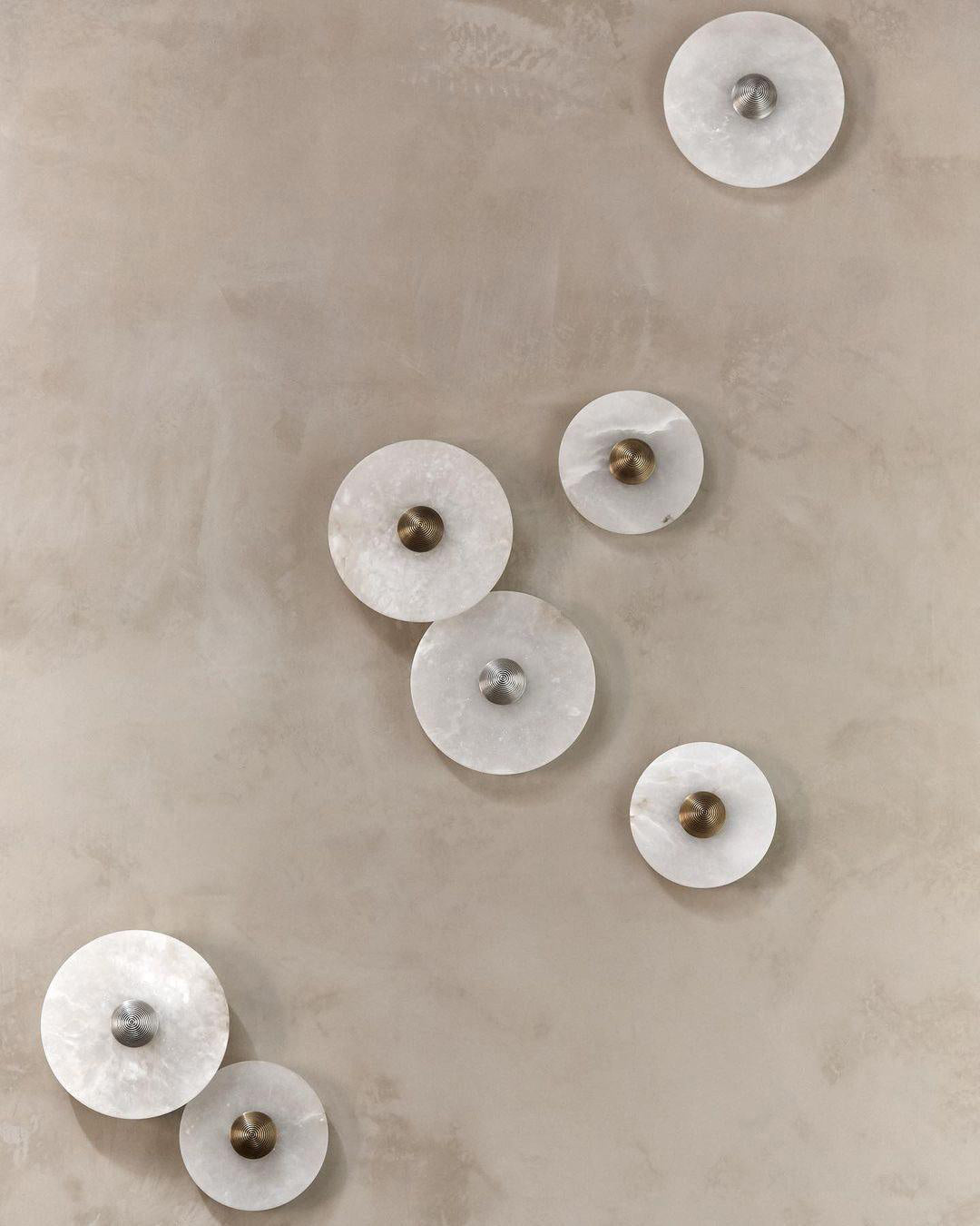 Applique murale ronde en albâtre cannelé — support en laiton, diamètre de 20 à 35 cm