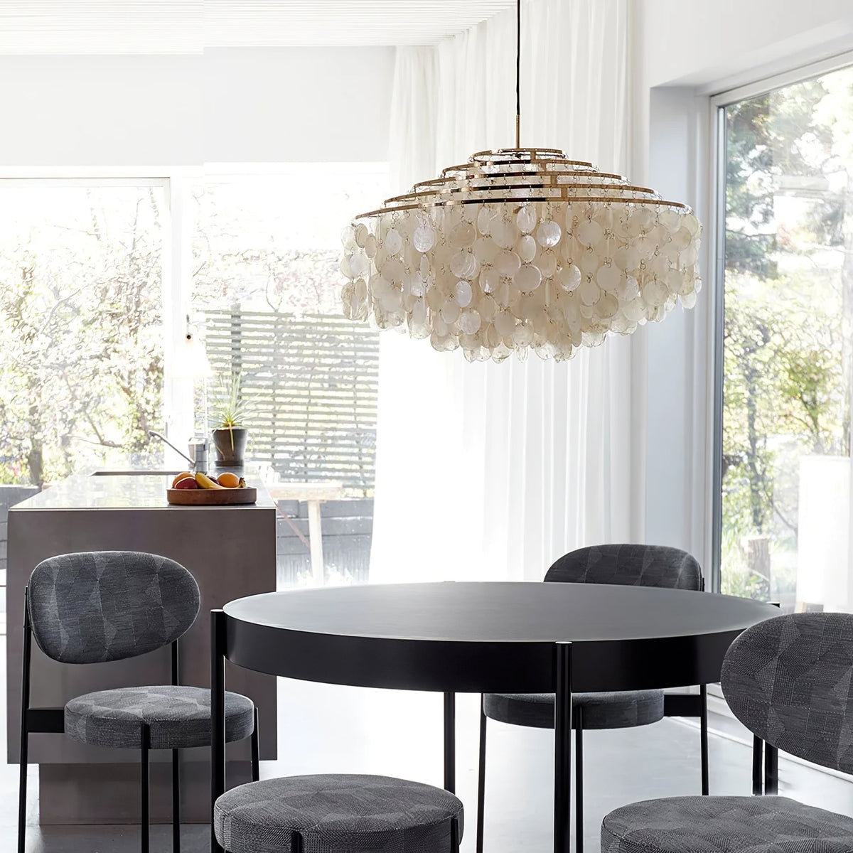 Kulatý lustr s více úrovněmi a skořepinami — design z průsvitných disků