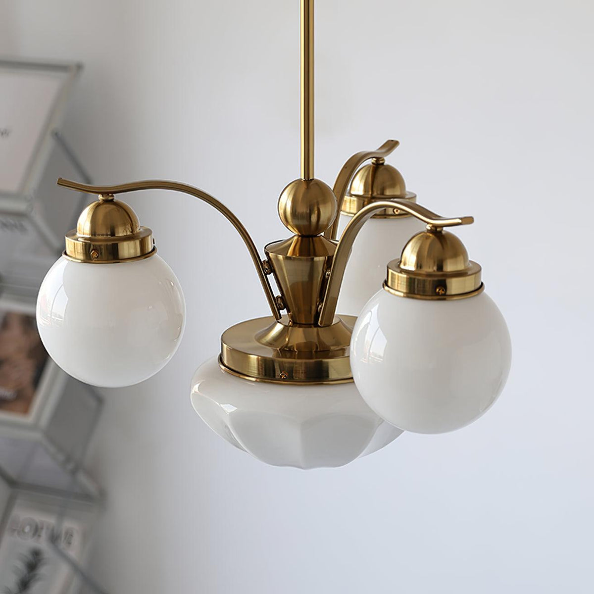 Lustra Retro-Chic-Kronleuchter — 4 weiße Glaskugeln, 54cm