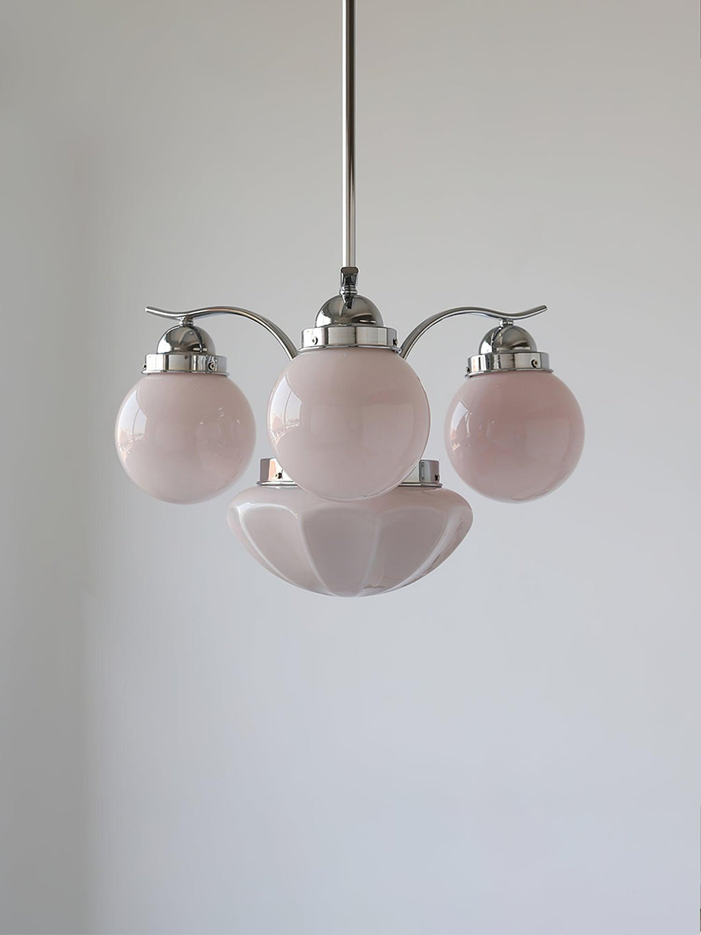 Lustr Ryttenberg — design s bílými skleněnými koulemi, chromové provedení