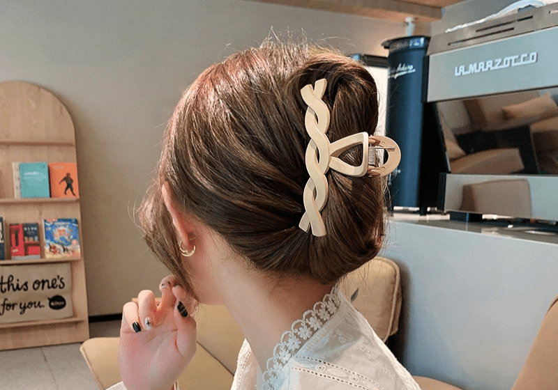 LumiLock Elegant Hair Clip With Strong Hold For All Hair Types