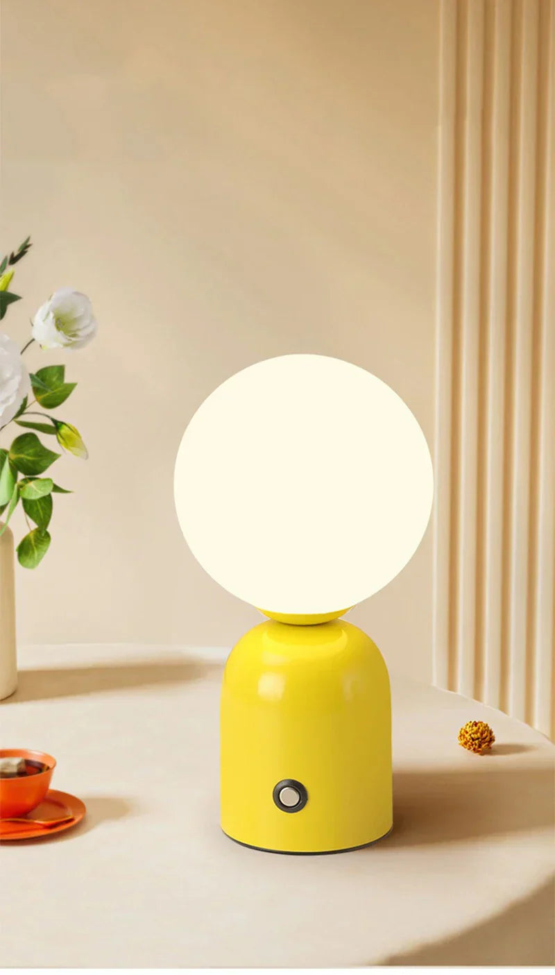 LyraNord Rød Metall Nordisk Nattbordslampe Med Berøringsbryter