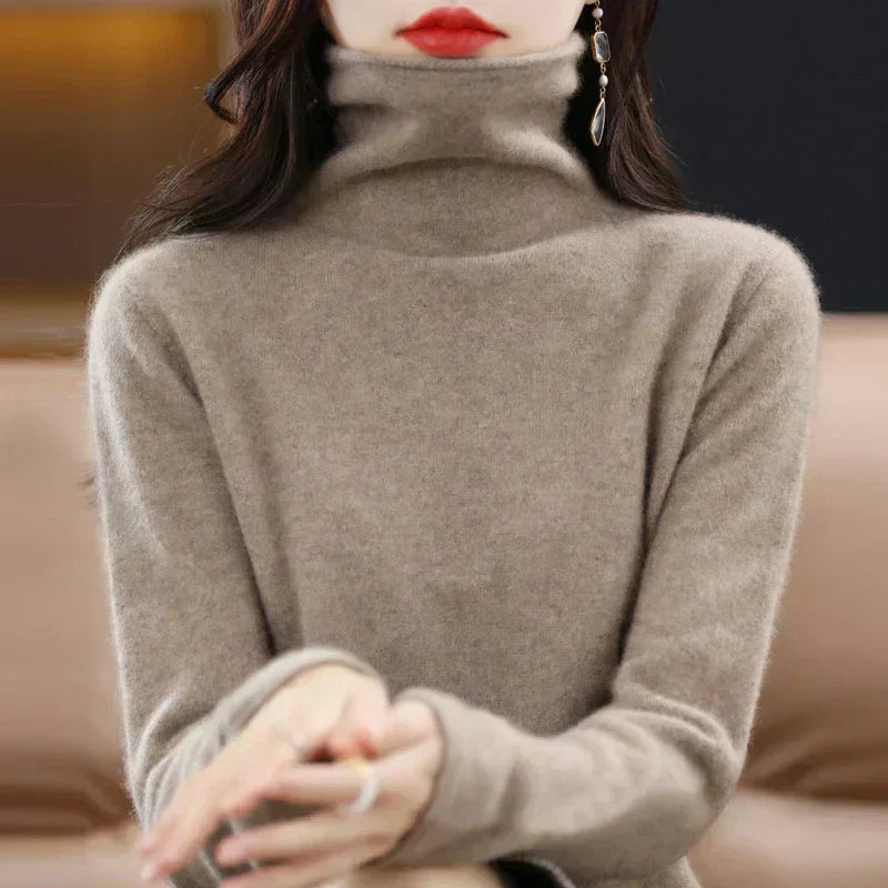 Maglione a collo alto da donna Lyra, realizzato in lana merino extrafine di alta qualità proveniente dall’Australia