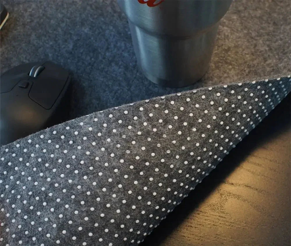 Marcus Herní Doplňky Plstěná Podložka pod Myš – Velká Protiskluzová Podložka na Stůl a Ochrana Klávesnice