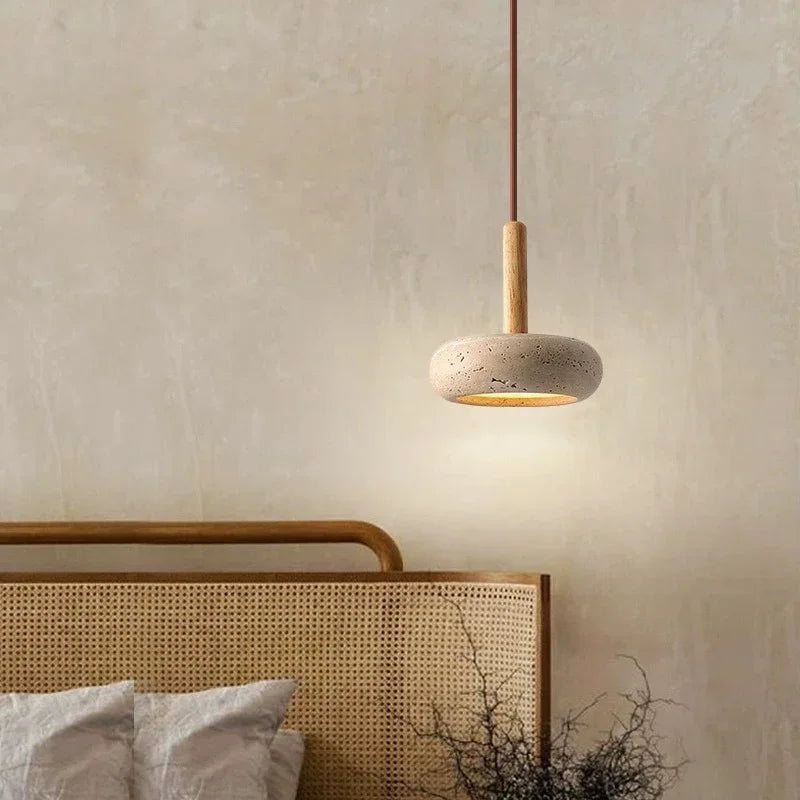 Taklampe i travertinstein med LED for stue og soverom