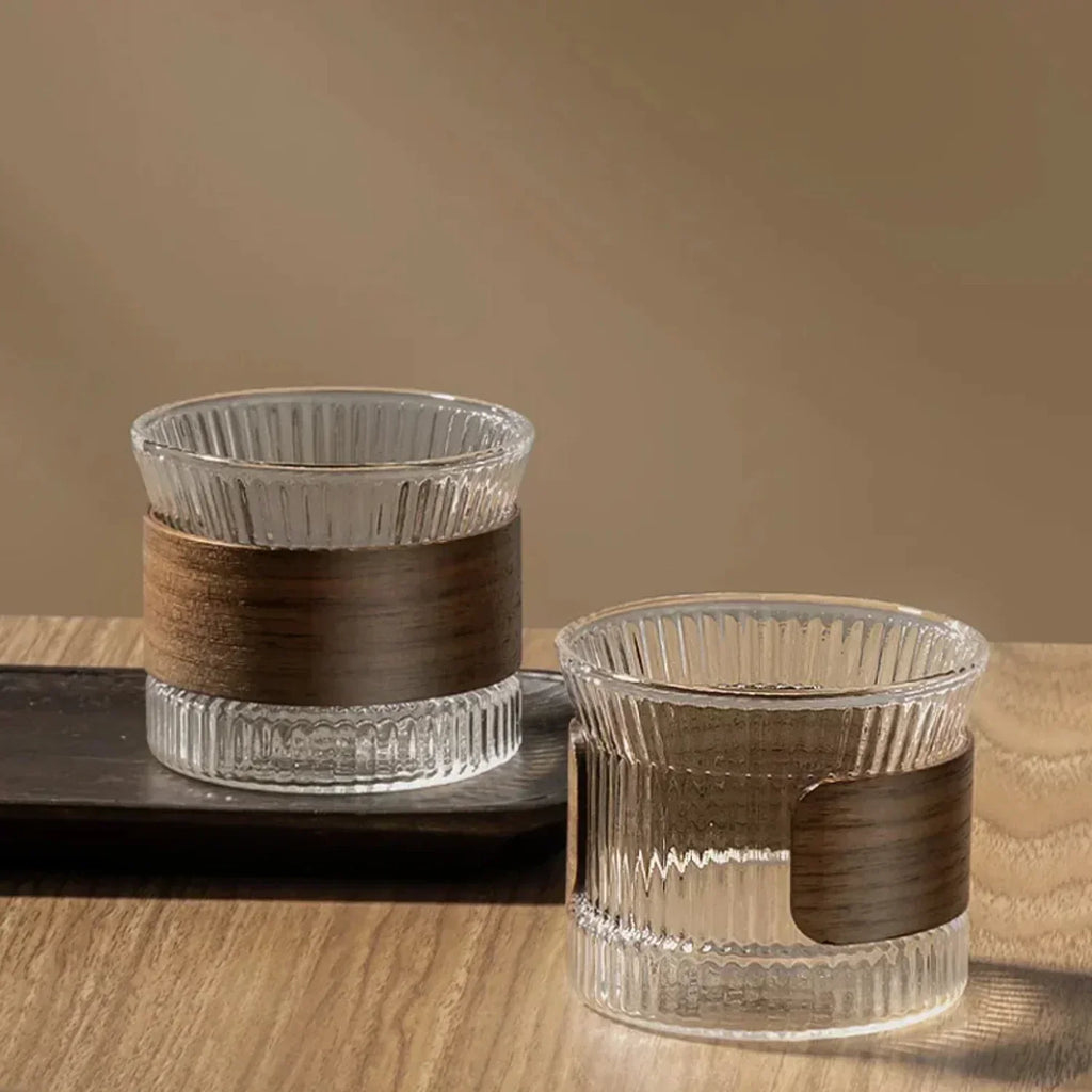 Gjennomsiktig kaffekrus i glass i japansk stil med trekk av valnøttre – elegant kopp til te og kaffe