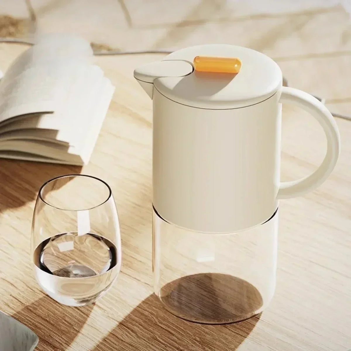 Bærbar, gjennomsiktig vannkanne i glass med håndtak – et stilig kjøkkenprodukt for brygging av kaffe og te