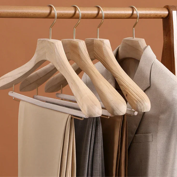 קולבי עץ אורה רחבי כתפיים – מארגן חליפות ומעילים מעץ קמפור פרימיום (סט של 2)
