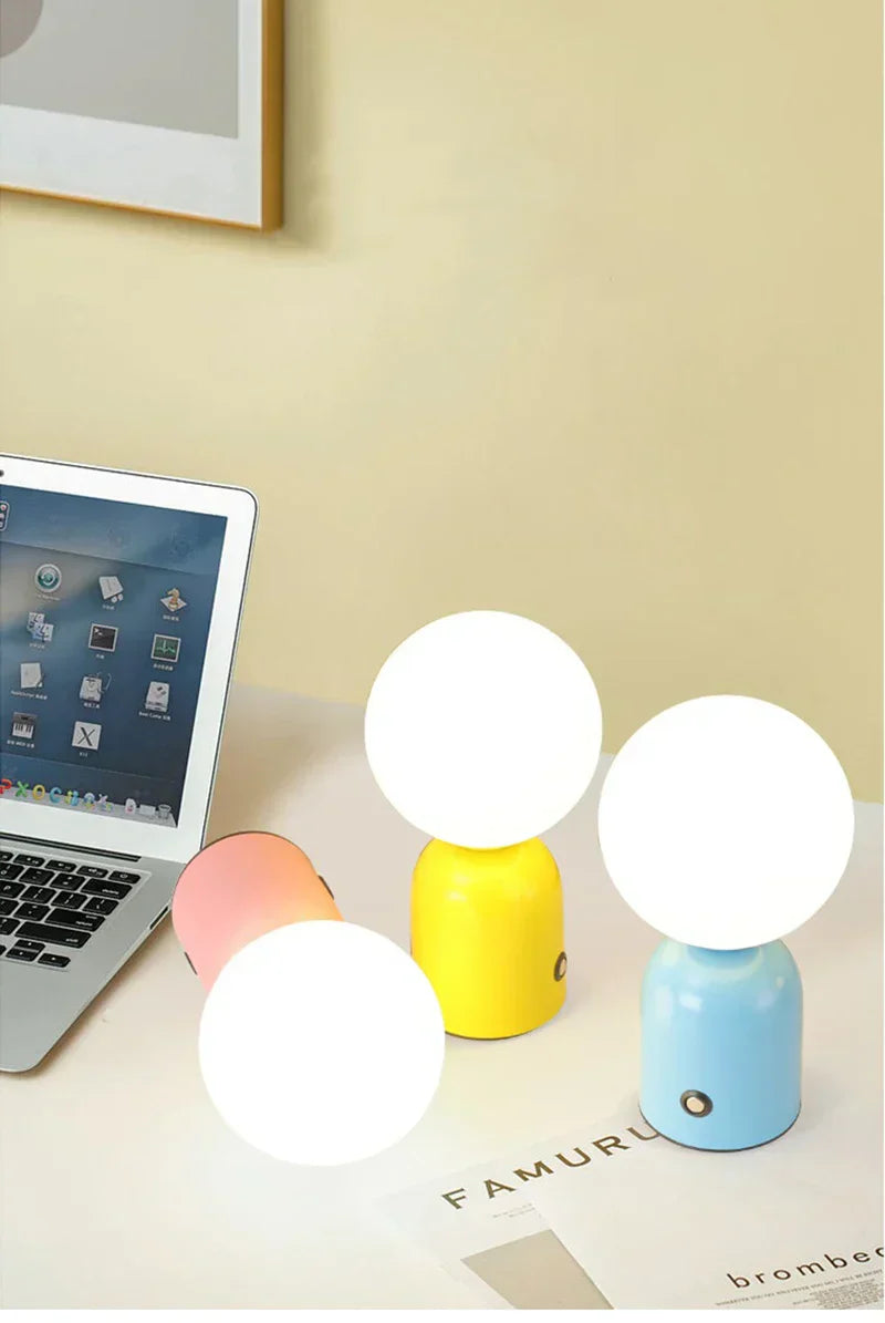 LyraNord Rød Metall Nordisk Nattbordslampe Med Berøringsbryter