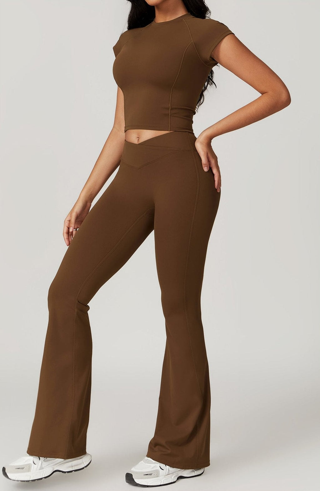 طقم مكون من قطعتين: توب قصير وسراويل ليقنز واسعة الساق