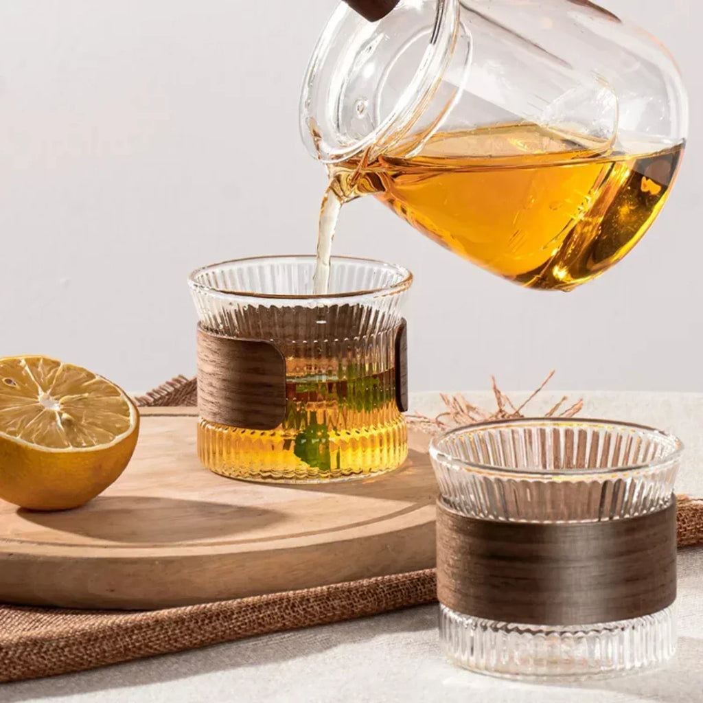 Gjennomsiktig kaffekrus i glass i japansk stil med trekk av valnøttre – elegant kopp til te og kaffe