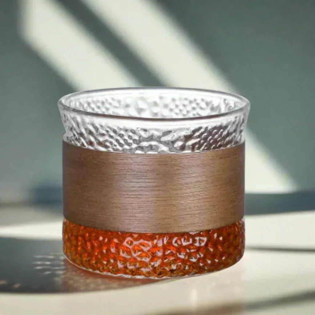 Gjennomsiktig kaffekrus i glass i japansk stil med trekk av valnøttre – elegant kopp til te og kaffe