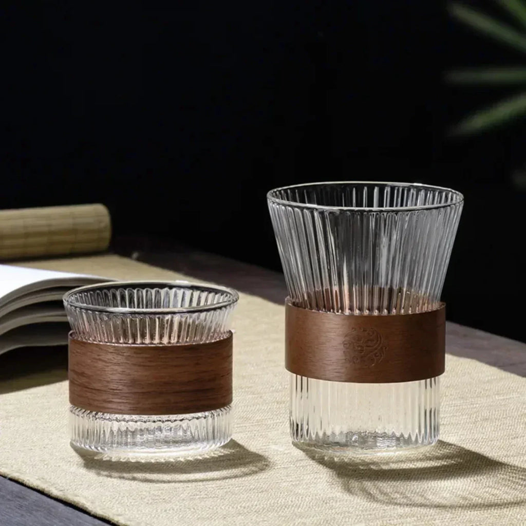 Gjennomsiktig kaffekrus i glass i japansk stil med trekk av valnøttre – elegant kopp til te og kaffe