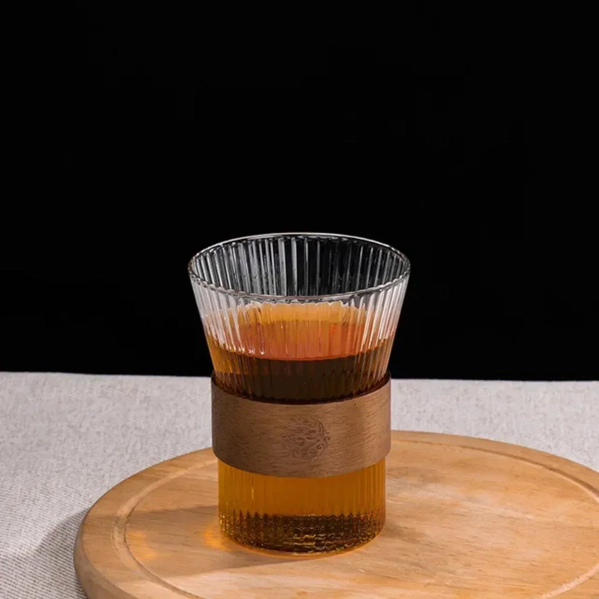 Gjennomsiktig kaffekrus i glass i japansk stil med trekk av valnøttre – elegant kopp til te og kaffe