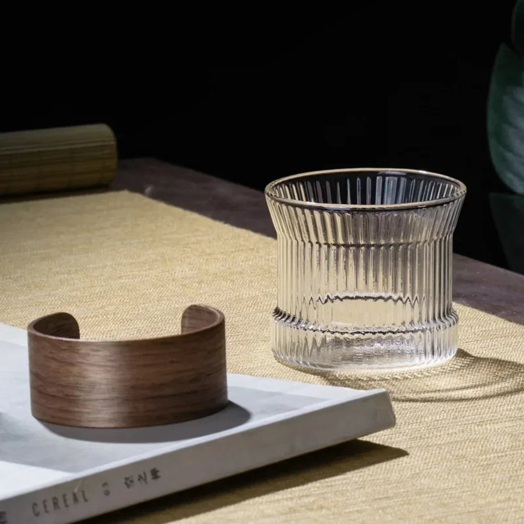 Gjennomsiktig kaffekrus i glass i japansk stil med trekk av valnøttre – elegant kopp til te og kaffe