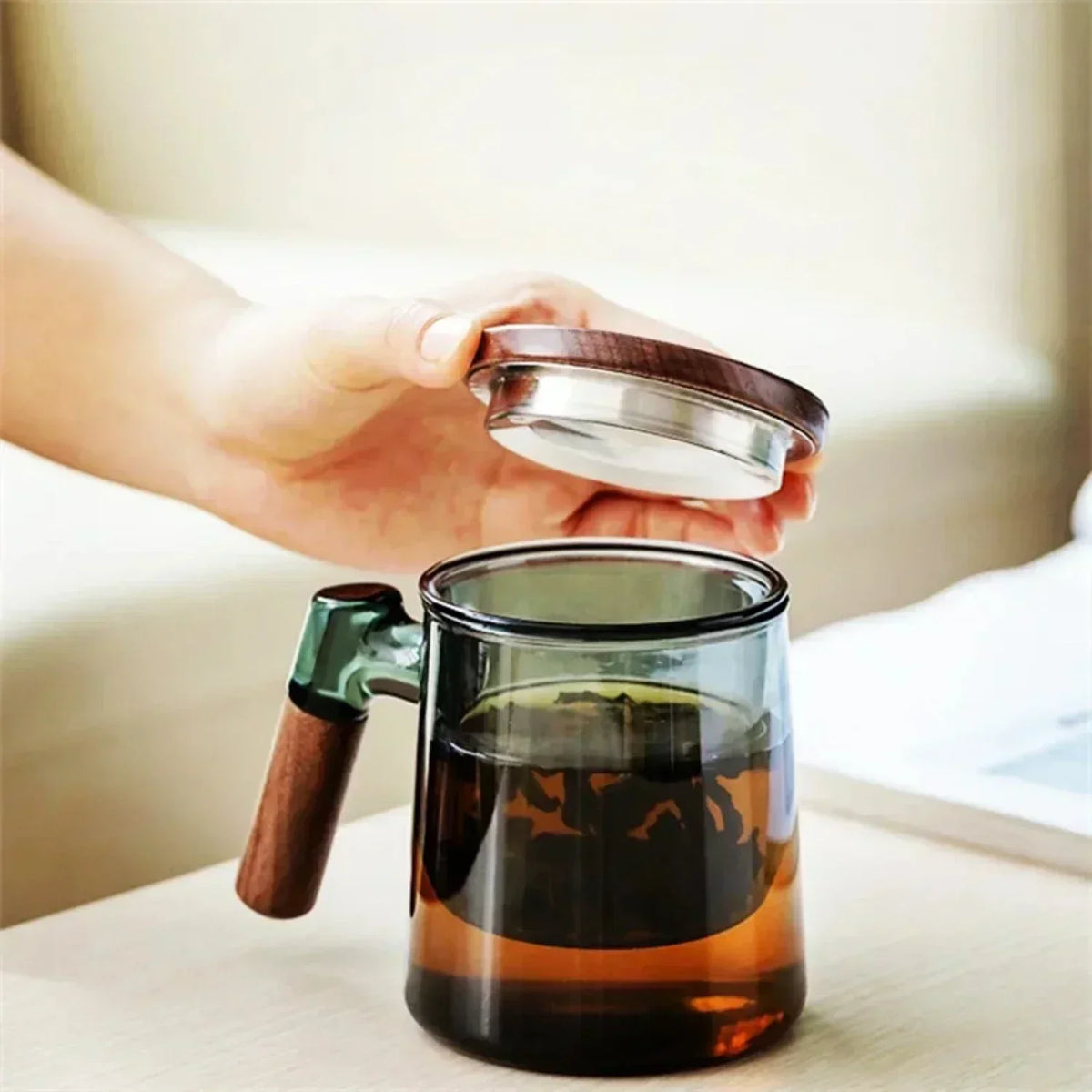 كوب شاي زجاجي بمقبض وغطاء من خشب الجوز - تصميم أنيق للشاي المعطر والاستخدام المكتبي