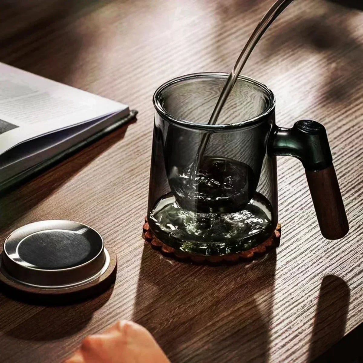 كوب شاي زجاجي بمقبض وغطاء من خشب الجوز - تصميم أنيق للشاي المعطر والاستخدام المكتبي