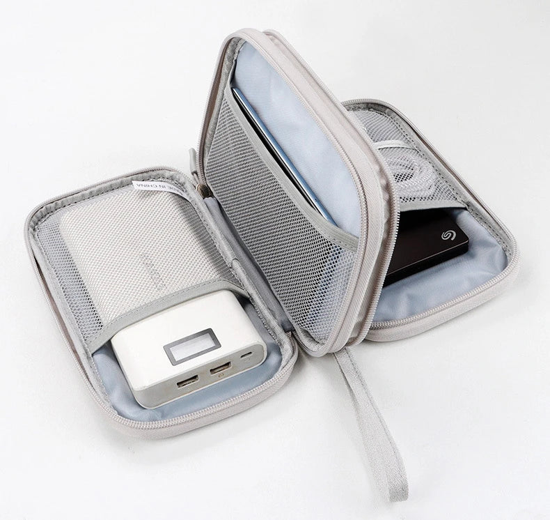 Organisateur compact d'accessoires techniques pour câbles, chargeurs et appareils