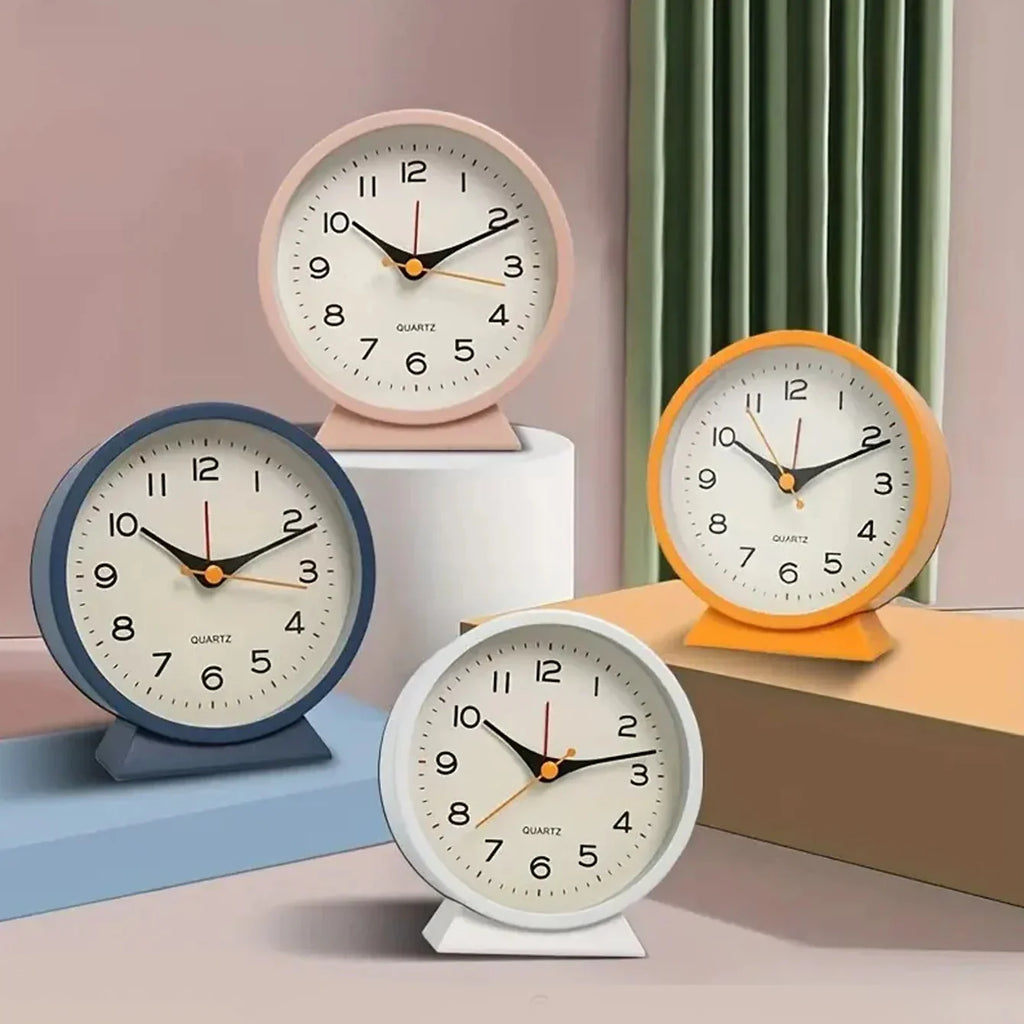 Minimalistisk metall skrivebordsvekkerklokke med stille bevegelse