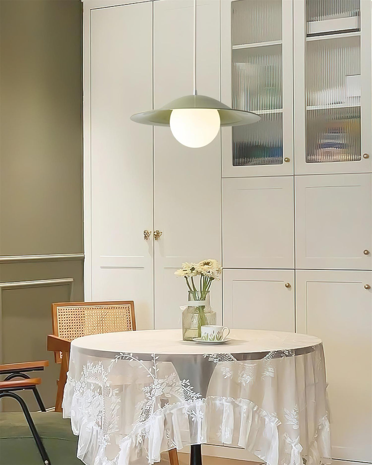 Opilo pendellampe i metall og glass — 35cm diameter, E14-sokkel, dimbar, lysegrønn beige med hvitt treåremønster