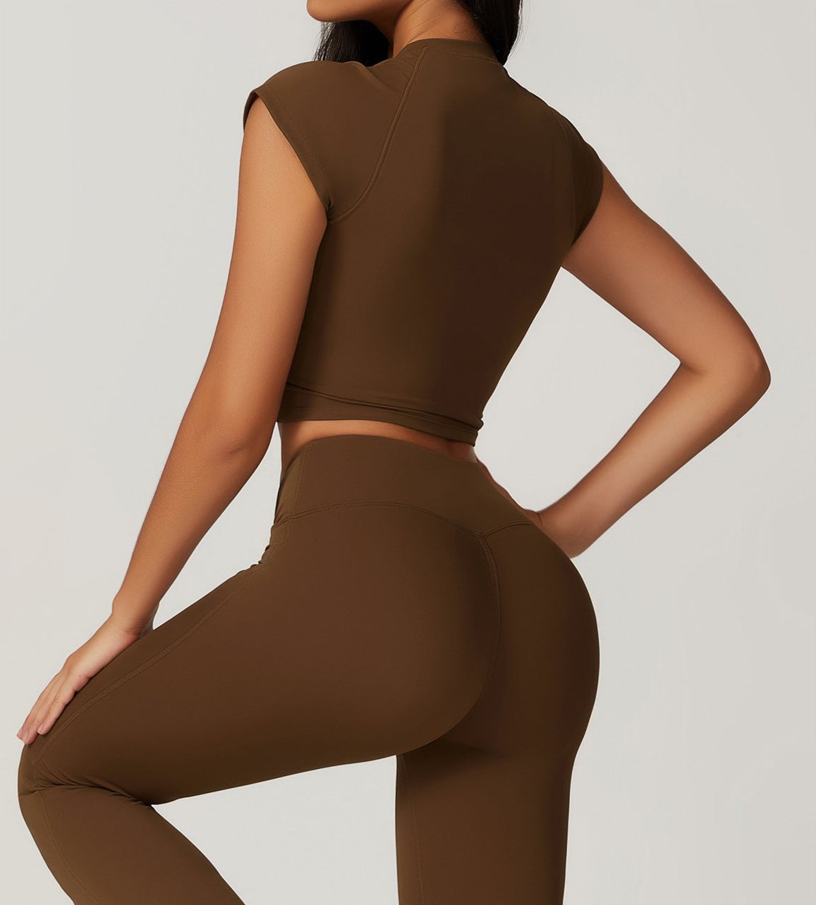 طقم مكون من قطعتين: توب قصير وسراويل ليقنز واسعة الساق