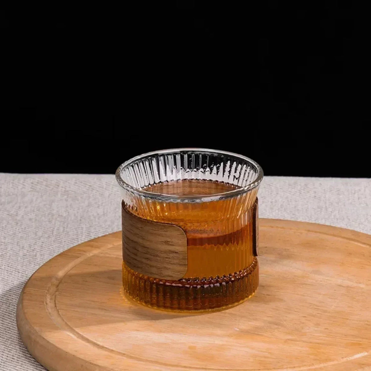 Gjennomsiktig kaffekrus i glass i japansk stil med trekk av valnøttre – elegant kopp til te og kaffe