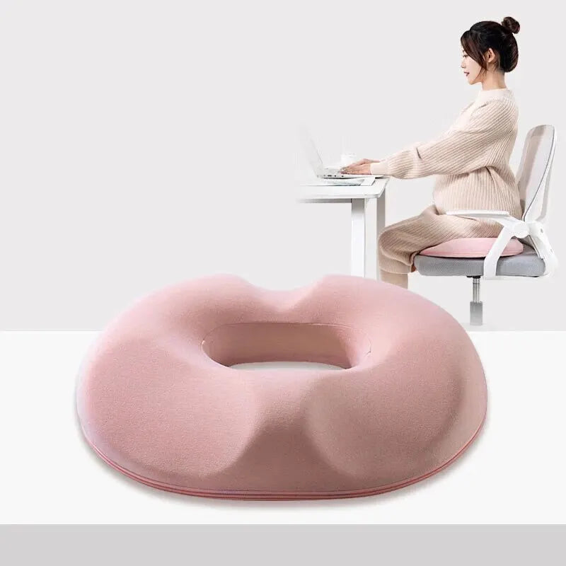 Polštář z paměťové pěny pro ergonomickou podporu při sezení