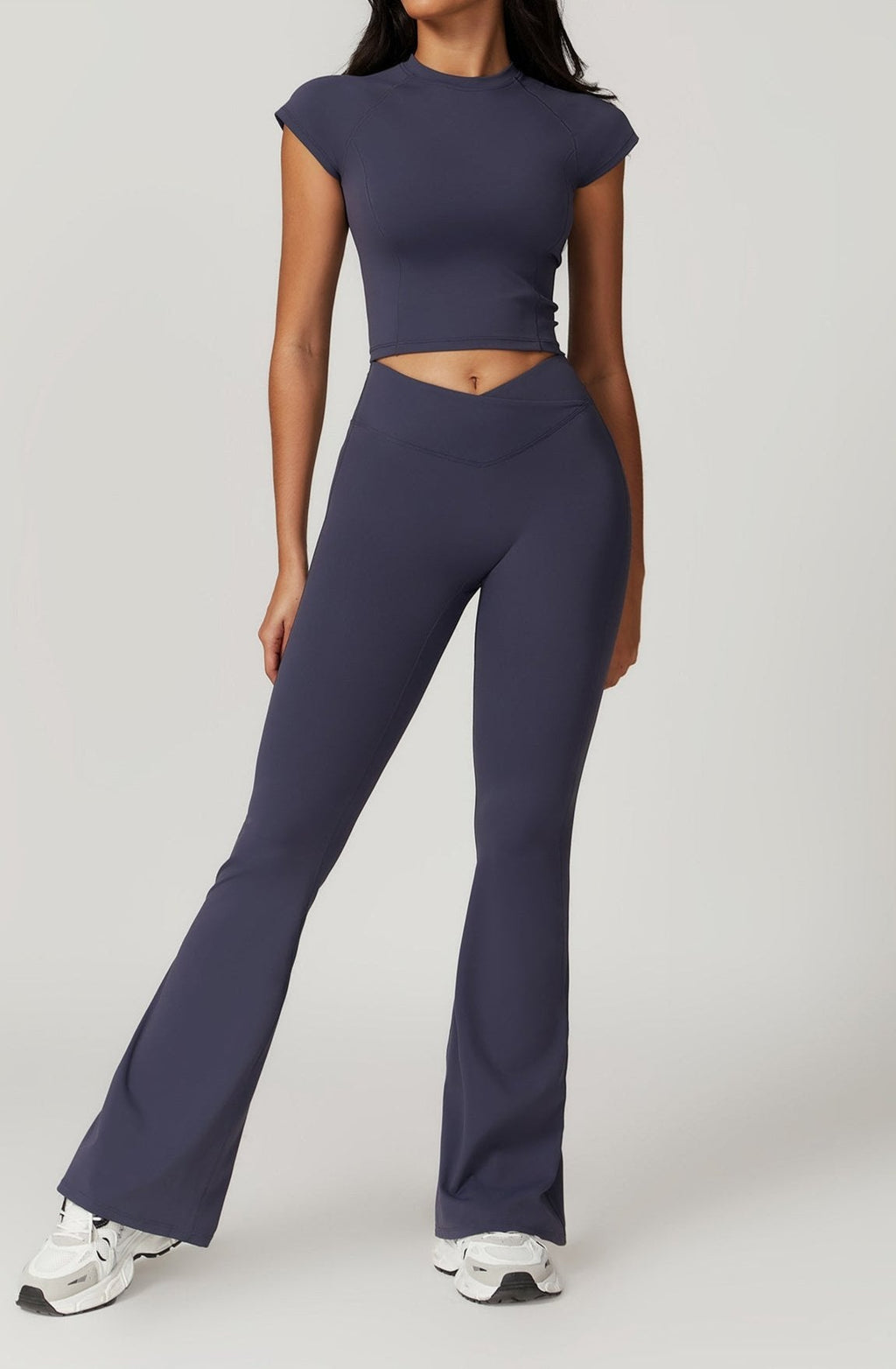 طقم مكون من قطعتين: توب قصير وسراويل ليقنز واسعة الساق