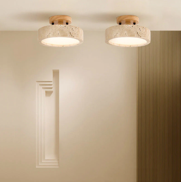 Kulaté travertinové stropní svítidlo - minimalistický a hřejivý design