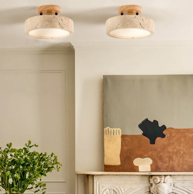 Kulaté travertinové stropní svítidlo - minimalistický a hřejivý design