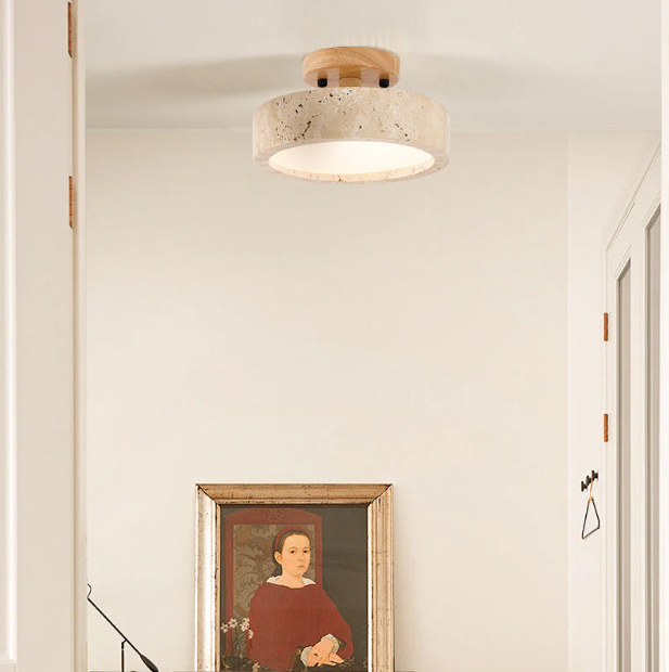 Kulaté travertinové stropní svítidlo - minimalistický a hřejivý design