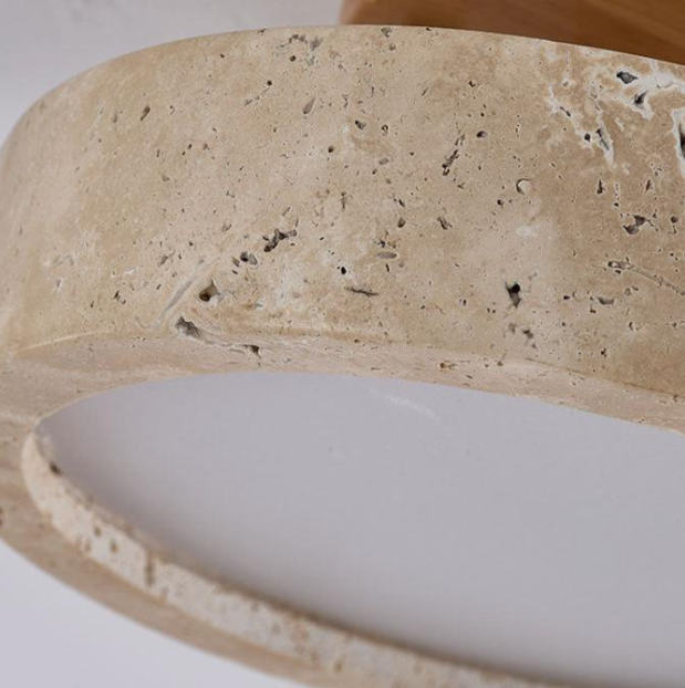 Kulaté travertinové stropní svítidlo - minimalistický a hřejivý design
