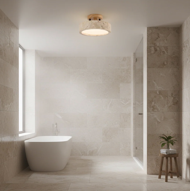 Kulaté travertinové stropní svítidlo - minimalistický a hřejivý design