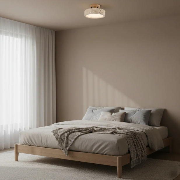 Kulaté travertinové stropní svítidlo - minimalistický a hřejivý design