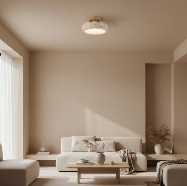 Kulaté travertinové stropní svítidlo - minimalistický a hřejivý design