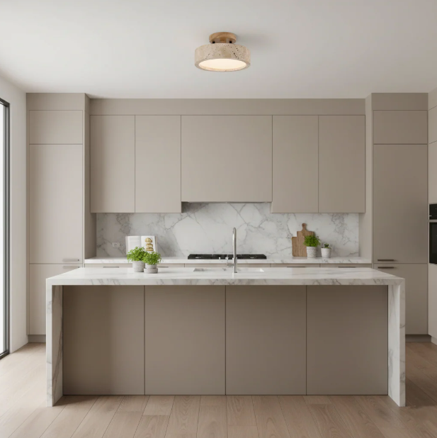 Kulaté travertinové stropní svítidlo - minimalistický a hřejivý design