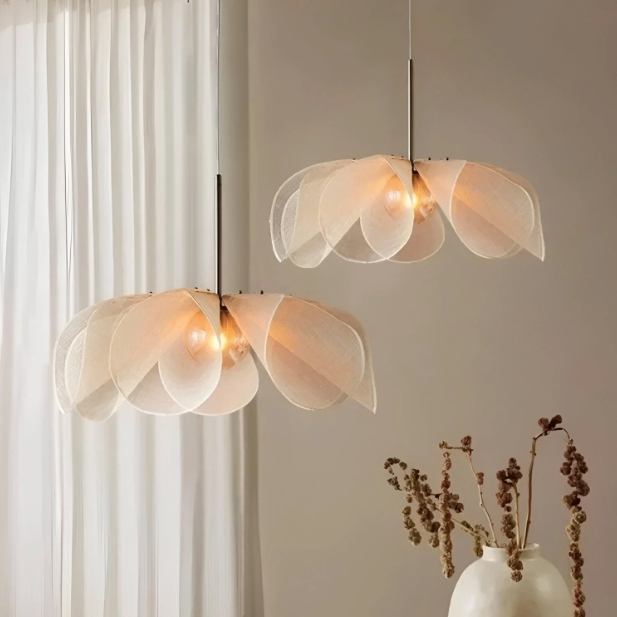 Severské závěsné svítidlo ve tvaru květu - sochařský design z látky
