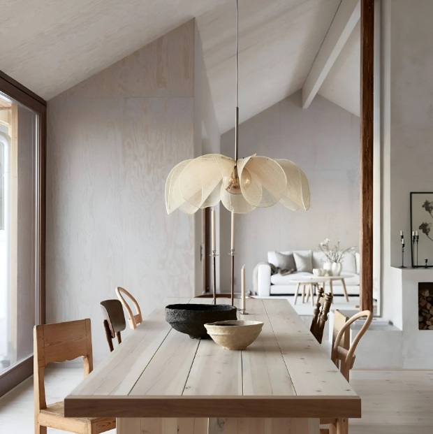 Severské závěsné svítidlo ve tvaru květu - sochařský design z látky