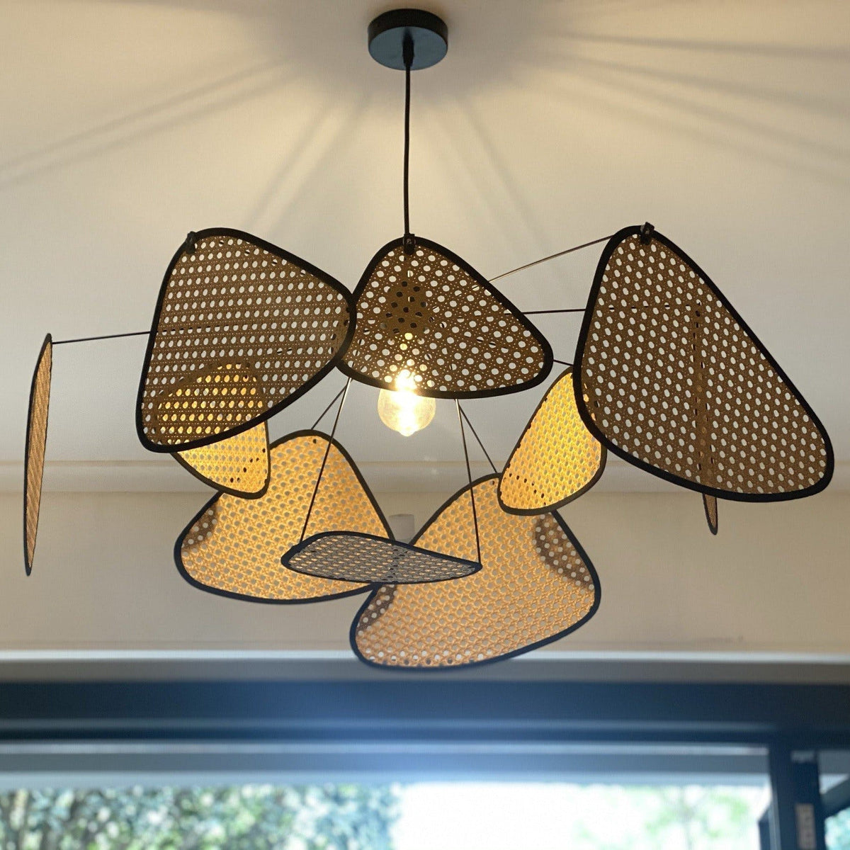 Lampadario Lustra retrò con schermo in canniccio — montaggio a sospensione